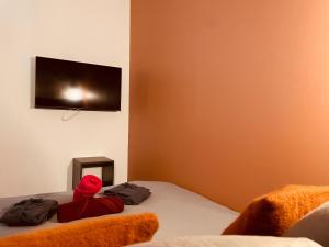 ein Schlafzimmer mit einem Bett mit einem roten Stofftier drauf in der Unterkunft Appartement Balneo The Notebook -303 in Rouen
