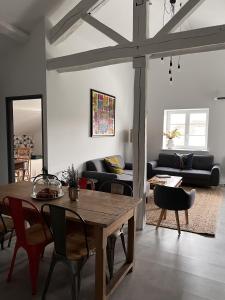ein Wohnzimmer mit einem Tisch und einem Sofa in der Unterkunft Appartement Mont Jara 6 personnes in Caro