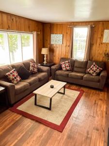 ein Wohnzimmer mit einem Sofa und einem Couchtisch in der Unterkunft Center Field All Star Baseball Rentals in Oneonta