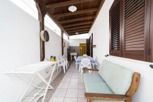 ein Zimmer mit einer Couch und einem Tisch und Stühlen in der Unterkunft Casa Silvia By Vivimy in Taviano