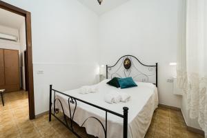 ein Schlafzimmer mit einem Bett mit zwei Handtüchern darauf in der Unterkunft Casa Silvia By Vivimy in Taviano