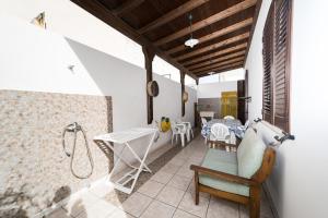 einen Balkon mit einer Dusche, einem Tisch und Stühlen in der Unterkunft Casa Silvia By Vivimy in Taviano