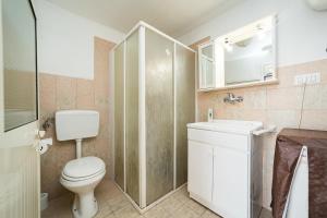 ein Badezimmer mit Toilette, Dusche und Waschbecken in der Unterkunft Casa Silvia By Vivimy in Taviano