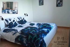 Posteľ alebo postele v izbe v ubytovaní La Bâtisse du Dolmen Clara, Spa et piscine + 37 fotografií