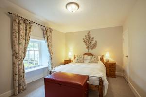 um quarto com uma cama e uma janela em Gardeners Cottage em Challoch