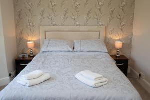 a bedroom with a bed with two towels on it at Glenydd Rhydlewis in Rhyd Lewis