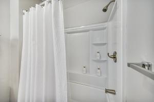 Ένα μπάνιο στο Charming Hampton Home Near Downtown and Beaches! +20 φωτογραφίες