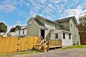 een huis met een houten hek ervoor bij Babe Ruth Apt 2 All Star Baseball Rentals in Oneonta