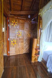 widok na wewnętrzny pokój z drewnianymi ścianami w obiekcie La Bella y El Leon w mieście Tingo María