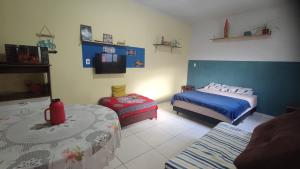 1 dormitorio con 2 camas y mesa. en Espaço perto de Campinas, en Goiânia