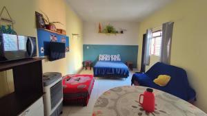 una pequeña sala de estar con una mesa y una cama en Espaço perto de Campinas, en Goiânia