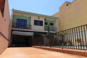 a building with a balcony and a fence at Lindo Sobrado Bandeirantes 4 quartos in Ribeirão Preto