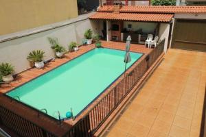 a large swimming pool on the side of a building at Lindo Sobrado Bandeirantes 4 quartos in Ribeirão Preto