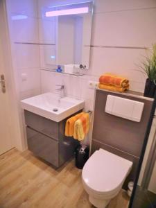 bagno con lavandino bianco e servizi igienici di Ferienwohnung-Voigt a Westerland
