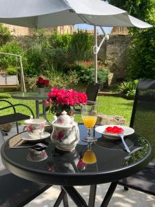 a table with a tea set on top of it at Les Ordalies in Castelnaudary