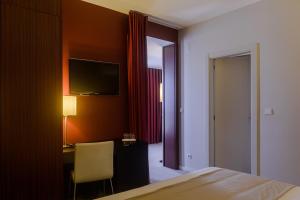 Uma TV ou centro de entretenimento em Hotel Torre Mar