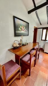 - une salle à manger avec une table et des chaises en bois dans l'établissement Hotel-Apartahotel Boutique Piedra & Luna, à Villa de Leyva