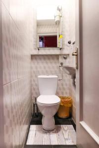 uma pequena casa de banho com WC e lavatório em Urban Elegance:Center,1BDR Haven em Zagreb