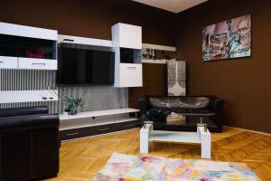 uma sala de estar com um sofá de couro e uma mesa em Urban Elegance:Center,1BDR Haven em Zagreb
