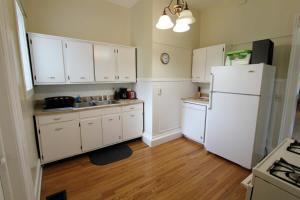 een keuken met witte kasten en een witte koelkast bij Home Run Apt 2 All Star Baseball Rentals in Oneonta