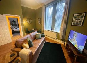 米勒姆的住宿－Apartment 2 West County by Prestige Properties SA，带沙发和平面电视的客厅