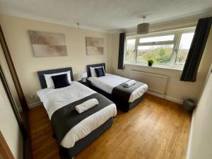 - une chambre avec 2 lits et une fenêtre dans l'établissement Clovelly House, à Norwich