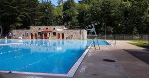 una gran piscina con un edificio en el fondo en Left Field All Star Baseball Rentals, en Oneonta