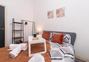 En eller flere senge i et værelse på Derby Osmaston 1 Bedroom Apartment w/Free Parking