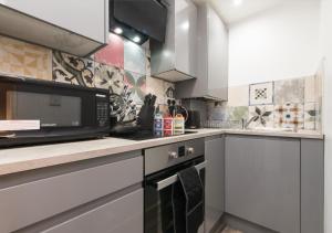 a kitchen with a microwave and a stove top oven at Derby Osmaston 1 Bedroom Apartment w/Free Parking in Derby
