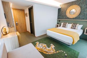 Habitación de hotel con cama y alfombra de tigre en Hotel Ecos del Sella en Cangas de Onís
