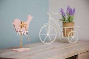 una mesa con una bicicleta blanca y una maceta de flores en Apartment near the circuit of Serres and centre!!! en Serres