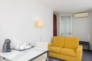Uma área de estar em Hotel Torre Mar