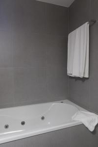 Um banheiro em Hotel Torre Mar