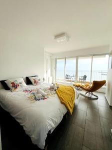 Schlafzimmer mit einem großen Bett und Meerblick in der Unterkunft Mirasables - Appartement dernier étage terrasse vue mer in Les Sables-dʼOlonne