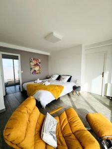 1 Schlafzimmer mit 2 Betten und einem Sofa in der Unterkunft Mirasables - Appartement dernier étage terrasse vue mer in Les Sables-dʼOlonne
