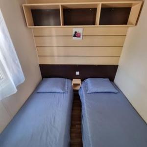 een kleine kamer met 2 stapelbedden bij Mobile Home cosy 4/6 pers in Hyères