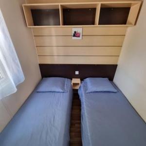 a small room with two bunk beds in it at La belle bleue in Hyères