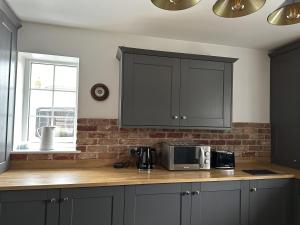 Кухня или мини-кухня в Immaculate 4-Bed Cottage in Knaresborough
