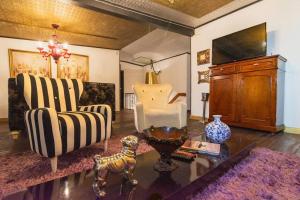 sala de estar con sofá, sillas y mesa en 3BR, 5Stars, Casa,WiFi,Bar,CamasKING, Bogota, en Bogotá