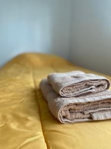 a pile of towels sitting on top of a bed at Depto Latorre in General Pico