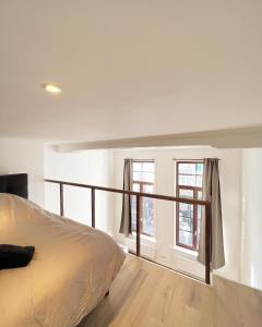 een slaapkamer met een bed en een raam bij Mayfair Suites in Antwerpen