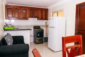 een keuken met een witte koelkast en een fornuis bij Family Vacation Rentals in La Viva
