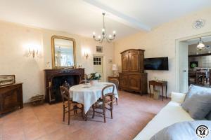 un soggiorno con un tavolo e un divano di L'Arénoulat ad Aspet