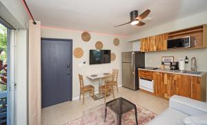 een keuken met een tafel en een eetkamer bij Newly Apartment Just 5 Minutes to Brickell in Miami