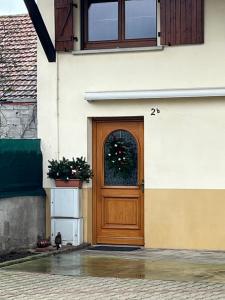 Una puerta de madera con un árbol de Navidad. en Joli appartement au calme 