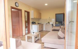 a living room with a couch and a kitchen at Apartmani Bašta in Višegrad