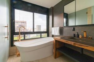 baño con bañera grande y lavamanos en Luxuoso apto com vista deslumbrante MASP (PA1605), en São Paulo