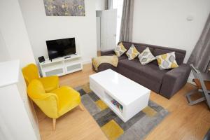 a living room with a couch and a chair at Great 2 Bedroom Apartment 6 Shirley Area SO15 Sleeps 6 in Southampton