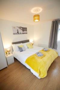 a bedroom with a large bed with a yellow blanket at Great 2 Bedroom Apartment 6 Shirley Area SO15 Sleeps 6 in Southampton