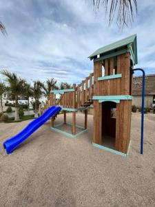un parque infantil con tobogán y estructura de juegos en Casa vacacional Mar&Paz en La Paz